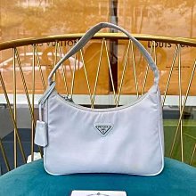 Prada 腋下包 絕對是Cool Girl必備的街拍Vintage?? 背著這只包和夥伴們走在壹起， 差點酷到沒朋友 歷史價格詳細信息