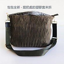 ISSEY MIYAKE褶皺植絨滴可愛連身裙，有點像天鵝絨的 歷史價格詳細信息