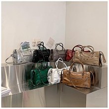 小眾包包女2023新款高級感軟皮復古手提包百搭通勤單肩斜挎媽媽包 歷史價格詳細信息