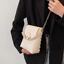 【Anna’ Box】韓版百搭大容量簡約感設計單肩斜背防水小包(共3色) ---- 「預購中」 歷史價格詳細信息