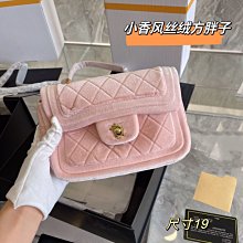 【熱賣精選】小紅書爆款軟萌維尼熊周邊毛絨斜挎包女可愛大容量噗噗單肩包卡通健身包 運動包 大容量包 背包 歷史價格詳細信息