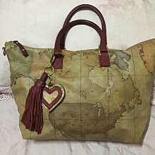 【Alviero Martini 義大利地圖包】郵差水餃斜側背包(中)-地圖黑 歷史價格詳細信息