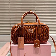 【熱銷】新款Miu*亮片走秀款單肩包斜背包 洋氣純皮手拎包手拿包 又閃又亮.又百搭 配禮盒 歷史價格詳細信息