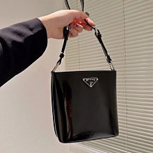 PRADA 經典三角黑字LOGO夾棉納帕軟皮手提包 (黑色) 歷史價格詳細信息