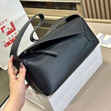LOEWE 經典Puzzle 拼圖小牛皮Anagram 立體壓紋拉鍊零錢卡片夾 (粘土綠/奶油色) 歷史價格詳細信息