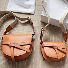 熱銷新款 LOEW*  經典標誌鏤空胸針  簡約大氣 優雅不凡明星大牌同款首飾潮品妖精 歷史價格詳細信息