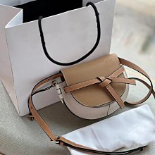 熱銷新款 LOEW*  經典標誌鏤空胸針  簡約大氣 優雅不凡明星大牌同款首飾潮品妖精 歷史價格詳細信息