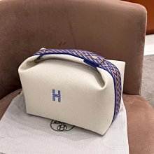 Hermes 這款飯盒包帆布的材質不壹樣，帆布的質感強，又耐用，經緯紗均用多股線交織，這款包采用的是粗帆布，使得織物堅牢耐折 歷史價格詳細信息