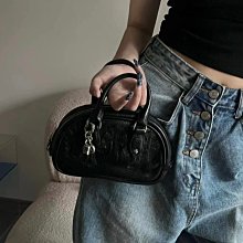 又是心動Prada托特的壹天. 松弛慵懶的tote包真的愛慘了 普拉達 tote（購物袋） 上身滿滿的高級感！ 日常通勤必備哦！ 歷史價格詳細信息