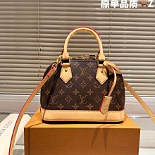 【一品香包】可甜可鹹 巴黎*月牙機車包 自從看到 ins 上網紅博主的穿 作為腋下包簡直時髦精 歷史價格詳細信息