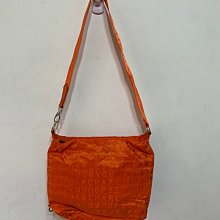 二手CHARLES＆KEITH女士包包女士水餃包/兩用斜挎包斜背包單肩側背包小CK女包/小CK拉鍊蝙蝠包（黃色） 歷史價格詳細信息