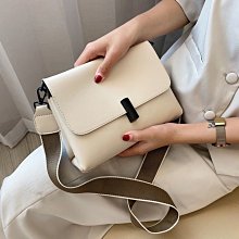 【熱賣精選】大容量網紅包包2021新款潮斜挎包女大學生上課單肩洋氣乞丐托特包19347 歷史價格詳細信息