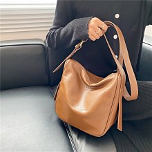 【熱賣精選】大容量網紅包包2021新款潮斜挎包女大學生上課單肩洋氣乞丐托特包19347 歷史價格詳細信息