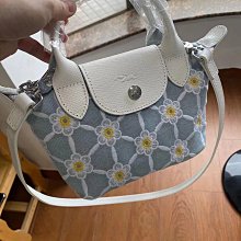 Longchamp新款三色彩馬系列 一種包款,多種風情。 選擇一款符合您都會生活節奏的完美包款。 歷史價格詳細信息