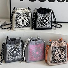 日韓簡約百搭斜背包包女 韓版簡約輕便森系斜背包尼龍布包 潮流多夾層通勤手機 休閒通勤斜背-李李 韓國女裝 歷史價格詳細信息