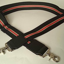 銀色五金！????最新款 PRADA  手拿包！100%正品！RE- NYLON手拿包！男女可用 歷史價格詳細信息