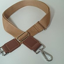 銀色五金！????最新款 PRADA  手拿包！100%正品！RE- NYLON手拿包！男女可用 歷史價格詳細信息