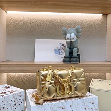 【熱銷】DIOR 新品 23洗漱包 潮流時尚手提包單肩包斜背包 採用專櫃御用原雙版面繡花老料 配折疊禮盒 歷史價格詳細信息