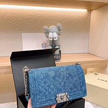 外貿新品Fendi Vintage絲絨法棍包 米蘭時裝周街拍中 單肩包斜挎包 明星日常出街也會背 『魅足時尚』 歷史價格詳細信息