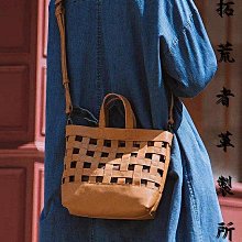 拓荒者革制所。小眾設計頭層牛皮單肩背包簡約托特包真皮百搭大容量單肩腋下包女 歷史價格詳細信息