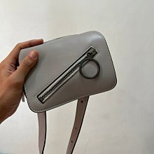 二手CHARLES＆KEITH女士包包女士水餃包/兩用斜挎包斜背包單肩側背包小CK女包/小CK拉鍊蝙蝠包（黃色） 歷史價格詳細信息