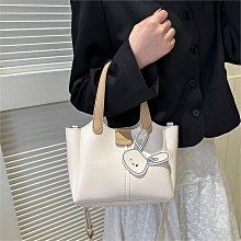 手提包 水桶包 高級感洋氣小包包女2024新款流行寬肩帶斜挎包時尚爆款通勤水桶包-悅享樂購滿599免運 歷史價格詳細信息