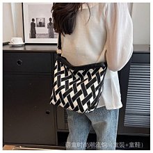 小众设计云朵包包2023新款百搭立体褶皱饺子轻便单肩高颜值斜挎包 歷史價格詳細信息
