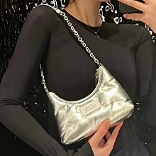 銀色包包 高級感小眾銀色手提包包女2024新款時尚單肩斜挎包夏天爆款餃子包-悅享樂購滿599免運 歷史價格詳細信息