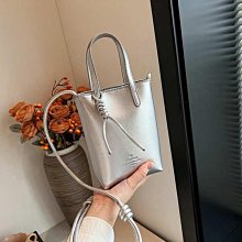 銀色包包 高級感迷你小包包女2024新款潮夏季單肩斜挎包流行百搭手提小方包-李李 韓國女裝 歷史價格詳細信息