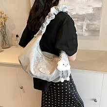 2024大容量單肩斜掛包街頭潮流水桶包清新壓花包 流行 歷史價格詳細信息