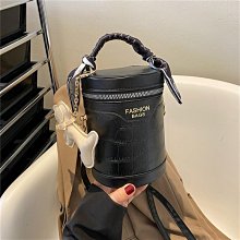 斜挎小包包女2024新款潮粉色鏈條圓筒包高級感枕頭包斜挎包 歷史價格詳細信息