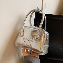 高級感銀色小包包2023新款時尚女士圓筒枕頭包夏季質感寬帶斜揹包 歷史價格詳細信息