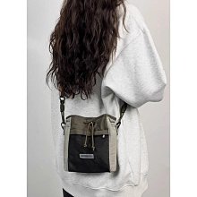 斜挎小包包女2024新款潮粉色鏈條圓筒包高級感枕頭包斜挎包 歷史價格詳細信息