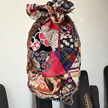 日本花布 拼布後背包~ 馨樂園 手工日本花布`拼布後背包 尺寸：29*39* 10cm 限寄台灣本島免運費 歷史價格詳細信息