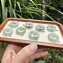 天然A貨緬甸翡翠戒托925銀金色豪鑲款。蛋面是一個莫西沙敞口，老坑老料的冰綠底里邊飄金絲陽 歷史價格詳細信息