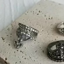 倉庫直銷#VivienneWestwood 薇薇安 長條黑色烤漆字母MANIA土星鑰匙扣鎖匙圈--F8012 歷史價格詳細信息