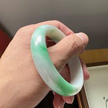 細糯鮮甜的晴綠胖圓條漂亮的手鐲隨手一拍都是那么美，滿圈種水一流，底妝細膩水潤，滿圈的冰晴綠 歷史價格詳細信息