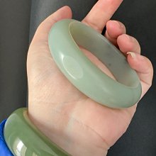 新疆青花籽料手鐲，內徑56.5，條寬21.5，輪胎臂，看著厚 歷史價格詳細信息