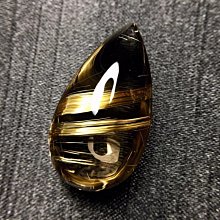 天然鈦晶水滴吊墜 寬板鈦晶 髮絲粗又順，顏色金黃，尺寸約15.8*11.7*8.9mm 此物屬高檔貨 售出不退換 歷史價格詳細信息