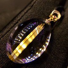 天然鈦晶水滴吊墜 寬板鈦晶 髮絲粗又順，顏色金黃，尺寸約15.8*11.7*8.9mm 此物屬高檔貨 售出不退換 歷史價格詳細信息