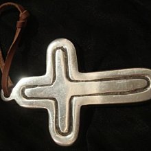 美國帶回，全新從未戴過金色小蝴蝶結下刻花別針胸針，質感很好，低價起標無底價！本商品免運費！ 歷史價格詳細信息