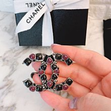 已售香奈兒金色胸針 紅色羊皮穿鍊 法國質感細節 珍珠寶石 航海風徽章風 Chanel pin brooch 紅色藍色金色配搭 vintage 寶石切割感coco 歷史價格詳細信息