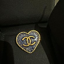 香奈兒 Chanel 胸針 別針，太重工了，這個金黑搭配牛皮，時尚復古氣息，完美紋路細節琺瑯的顏色，還有兩顆施華洛世奇水晶點綴 歷史價格詳細信息