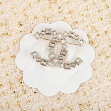 香奈兒 Chanel 胸針 別針，太重工了，這個金黑搭配牛皮，時尚復古氣息，完美紋路細節琺瑯的顏色，還有兩顆施華洛世奇水晶點綴 歷史價格詳細信息