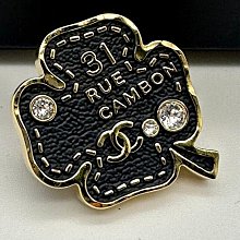 香奈兒 Chanel 胸針 別針，太重工了，這個金黑搭配牛皮，時尚復古氣息，完美紋路細節琺瑯的顏色，還有兩顆施華洛世奇水晶點綴 歷史價格詳細信息