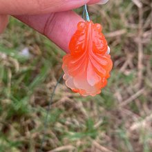 天然南紅吊墜，俏色冰飄，紋路漂亮，料子細膩，鑲嵌18K金扣頭，規格：22.1*14.6*4.2mm，此物屬高檔貨 售出不退換 歷史價格詳細信息