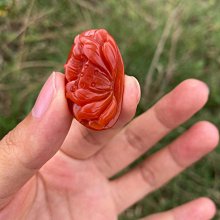天然南紅吊墜，俏色冰飄，紋路漂亮，料子細膩，鑲嵌18K金扣頭，規格：22.1*14.6*4.2mm，此物屬高檔貨 售出不退換 歷史價格詳細信息