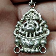 雙面工藝鏨刻蝙蝠紋的老銀壓襟一個三件套老銀吊件老銀 歷史價格詳細信息