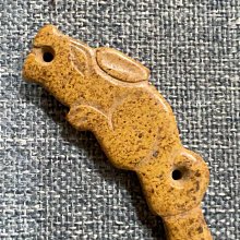 高古小玉壁 尺寸：2.9*0.56 滿沁玉壁，是透閃石玉，硬度好，油性足，3-5000年的東西，以前留著自己玩的小物件，品相狀態良好，不老白送，搞勿擾 歷史價格詳細信息