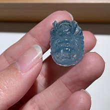 天然海藍寶吊墜，雕刻知了 晶體乾淨，顏色超美 自然光拍圖，實物更美，規格約38/18/12mm 此物屬高檔貨 售出不退換 歷史價格詳細信息